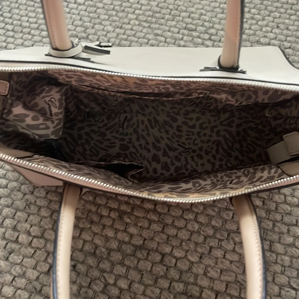 Guess Large Satchel Crossbody Bag with LEOPARD interior print - Picture 3 of 12